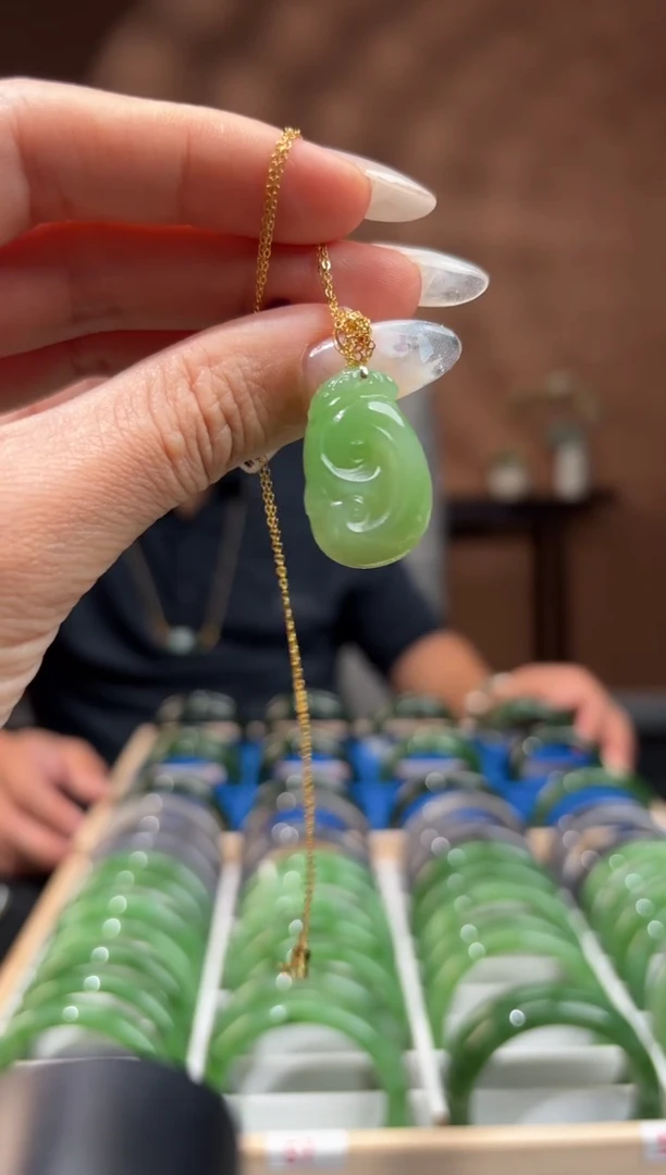 吊坠(赠链)18K金镶嵌和田玉乌兰海苹果绿如意RY-001A4 多样性发一