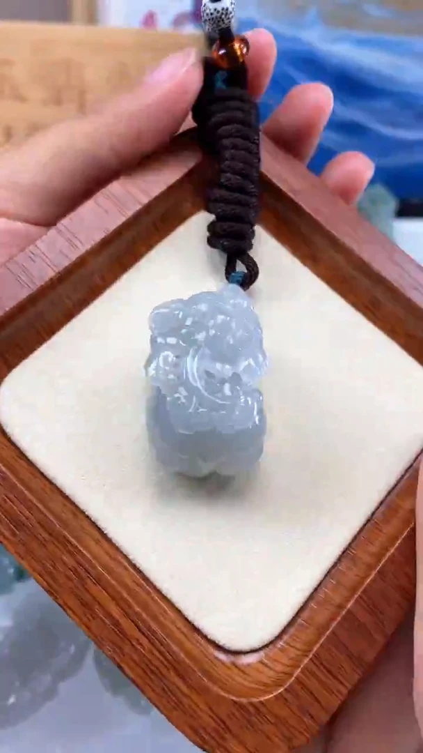 翡翠未镶嵌颈饰多人如意口含住貔貅