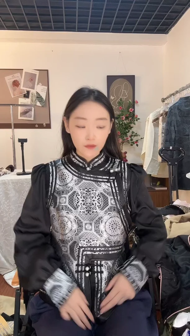 闪电购银色纱袖马甲2X