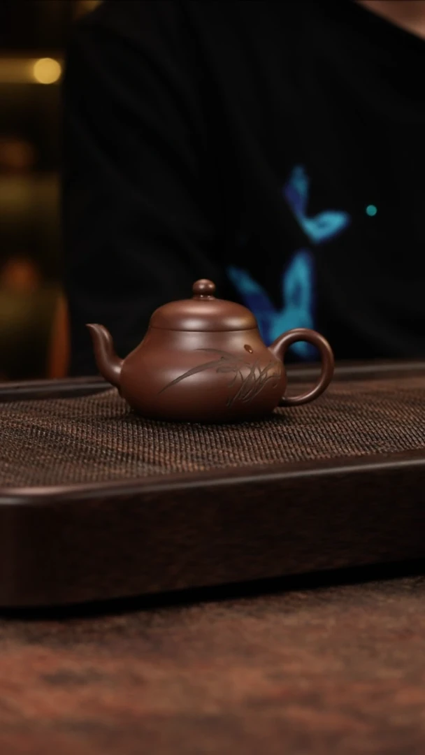 茶壶紫砂底槽清君德刻绘