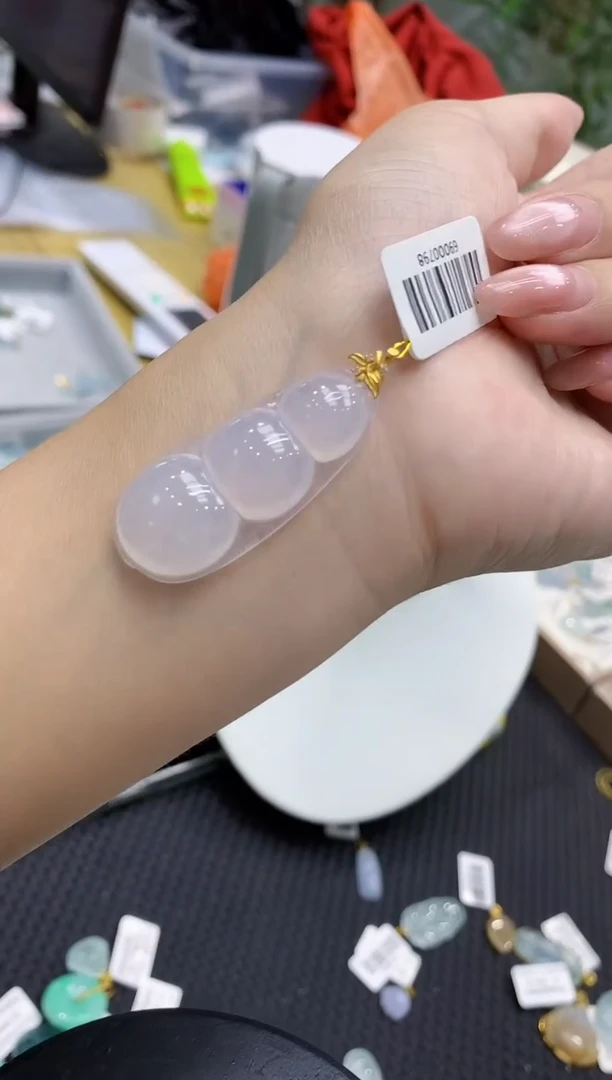 翡翠18K金镶嵌颈饰111111111