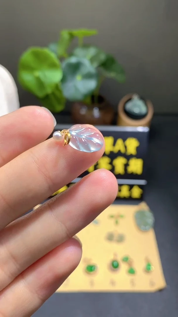 颈饰18K金镶嵌翡翠翡翠A货