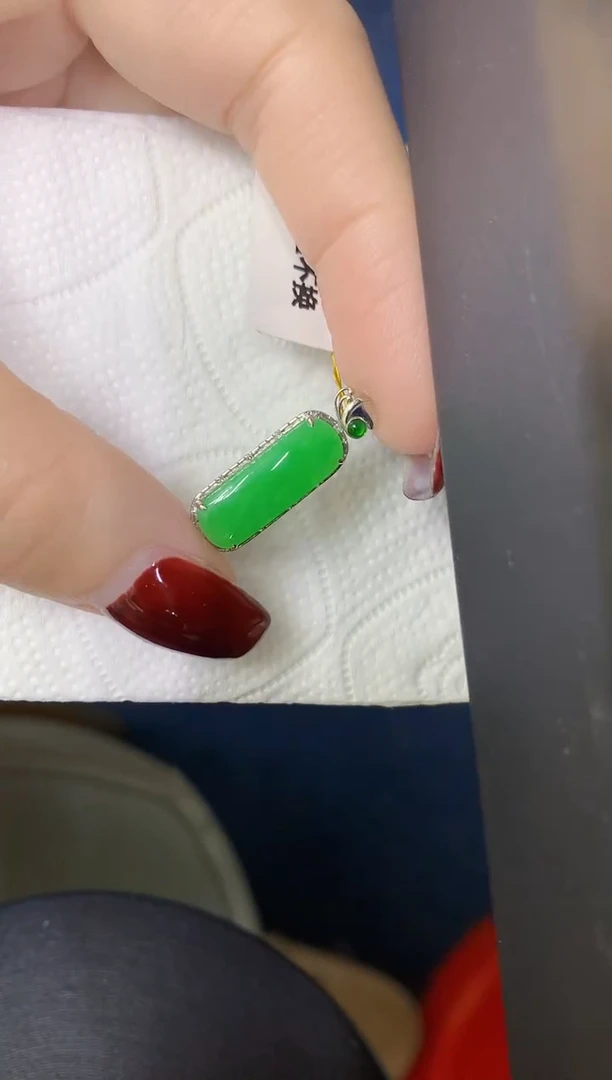 颈饰18K金镶嵌翡翠缅甸天然翡翠A货