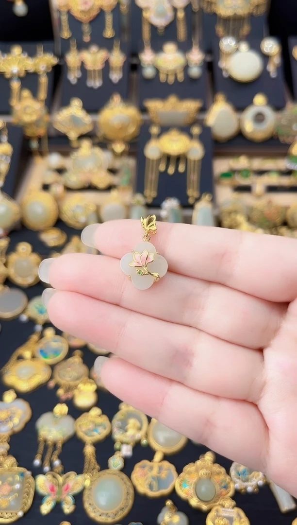 颈饰银S925镀金镶嵌和田玉蝶恋花荷花四叶草吊坠
