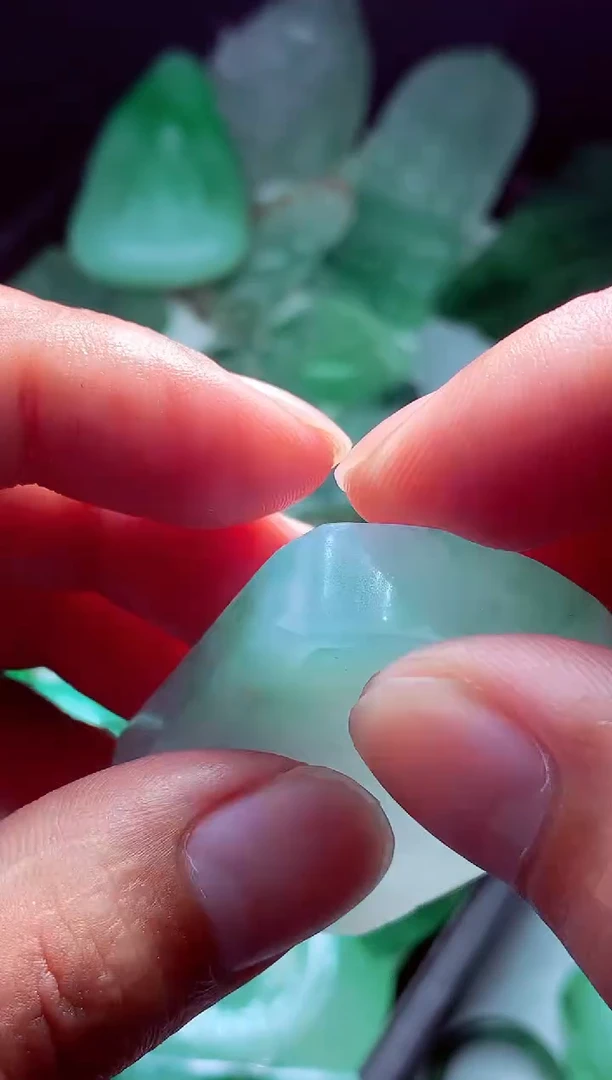 未镶嵌定制翡翠八****?翡翠毛货定制
