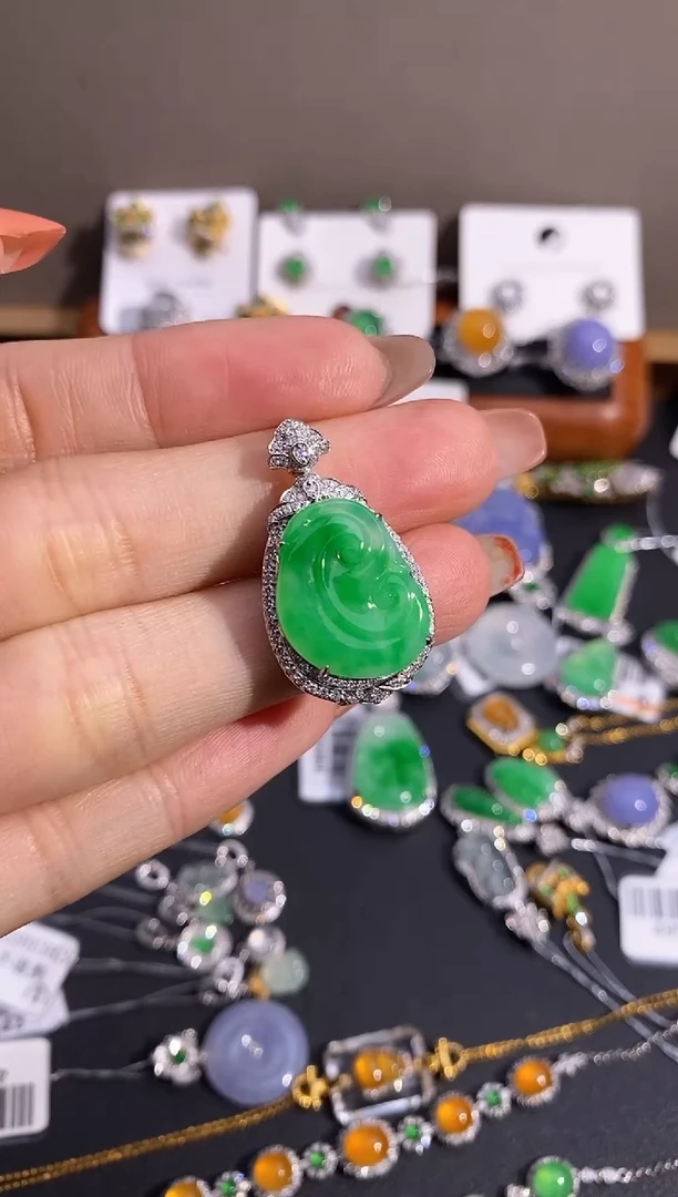 【闪购商品】翡翠颈饰18K金镶嵌吊坠