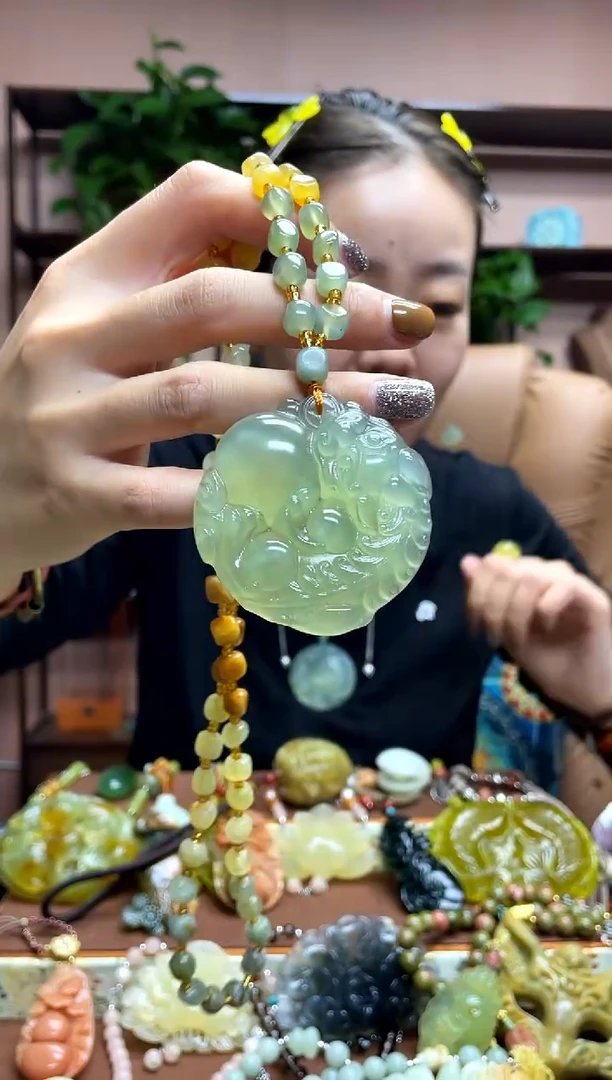未镶嵌岫玉颈饰·1