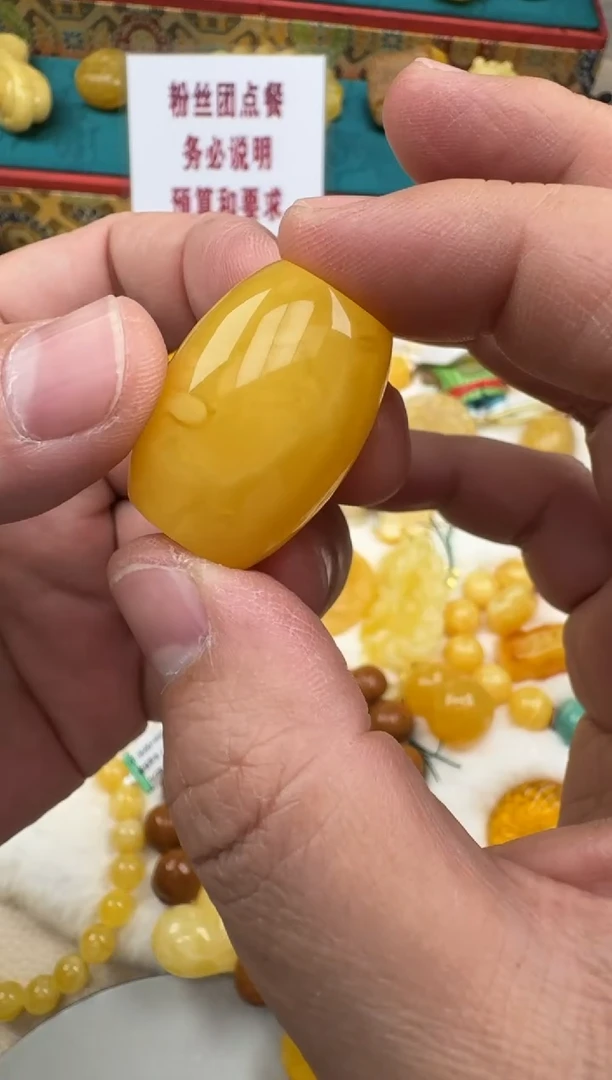 琥珀未镶嵌珠宝奇石浓蜡桶珠吊坠HZ157