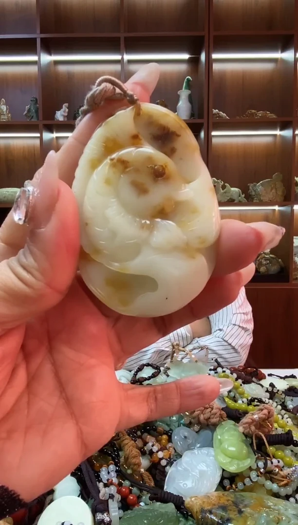 未镶嵌蛇纹石玉吊坠