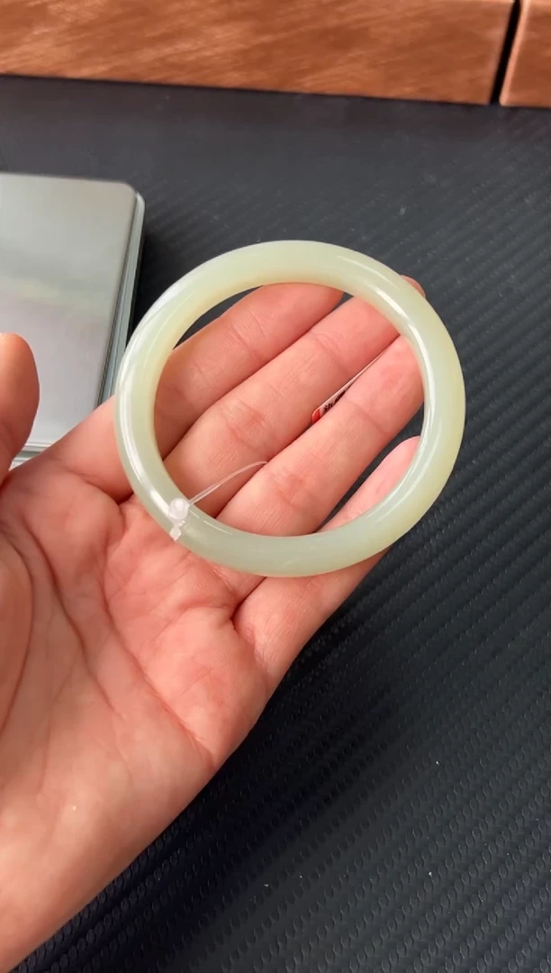 【闪购商品】和田玉未镶嵌手镯且末微色差近矿57+