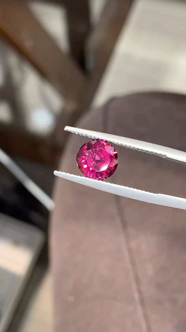 未镶嵌裸石石榴石一粒 3.23克拉  8.3*8.3mm