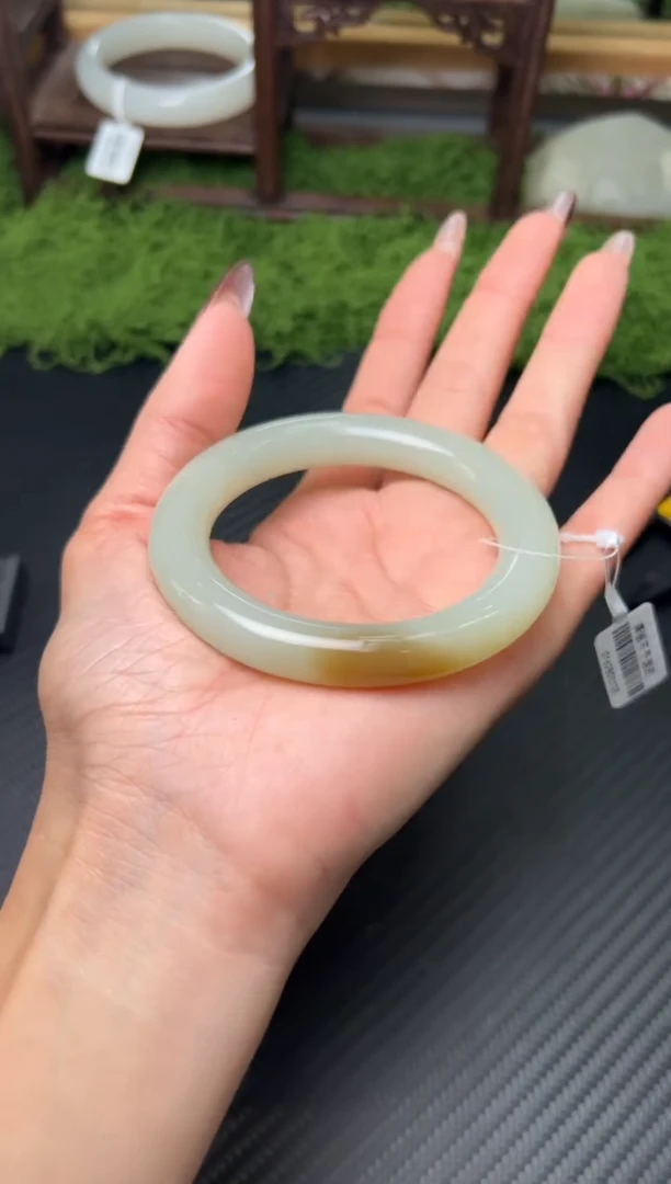 未镶嵌手镯和田玉且末微色差近2矿56m