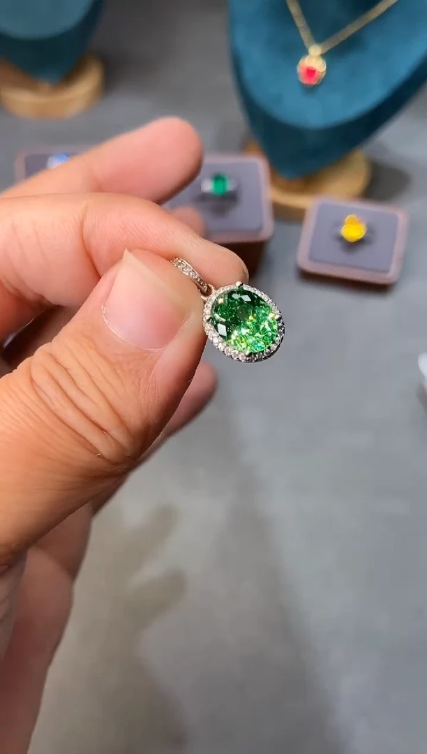 颈饰银S925镶嵌石榴石（沙弗莱）....