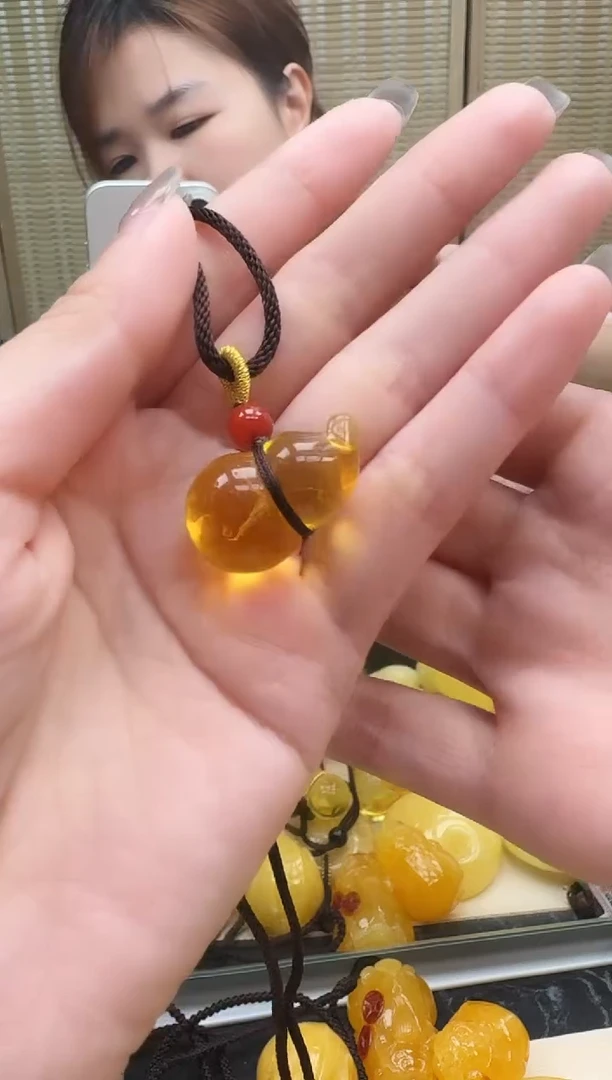 未镶嵌琥珀裸石如图