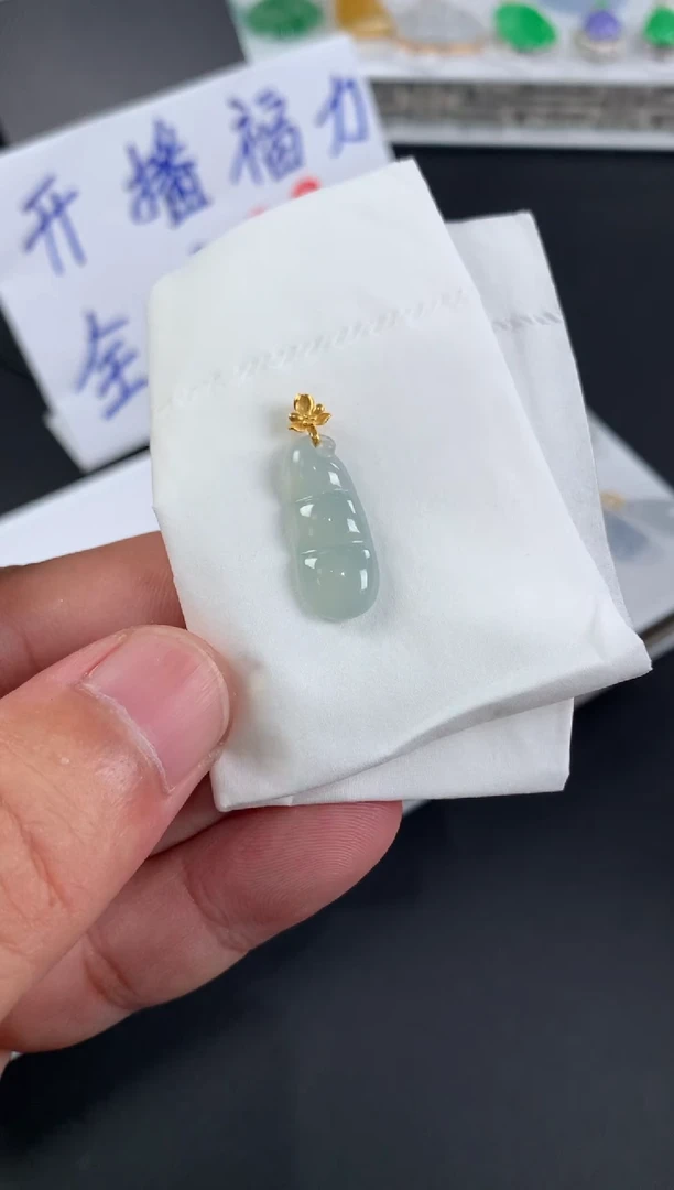 颈饰18K金镶嵌翡翠拥****狸翡翠