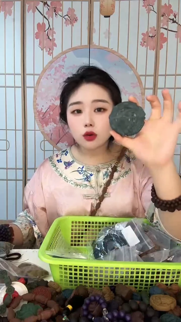 泥塑龙涎香大龙牌1个