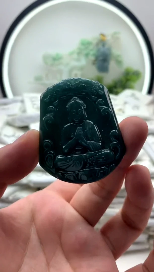 翡翠未镶嵌颈饰大日如来