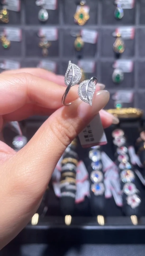 【闪购商品】钻石戒指/指环18K金镶嵌钻石戒指