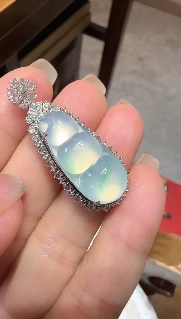 【闪购商品】翡翠颈饰18K金镶嵌豆子