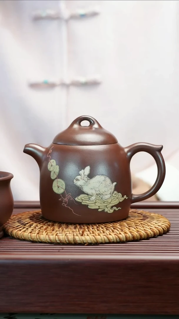 茶壶紫砂江南红 秦权壶 名家泥绘  吴建春制