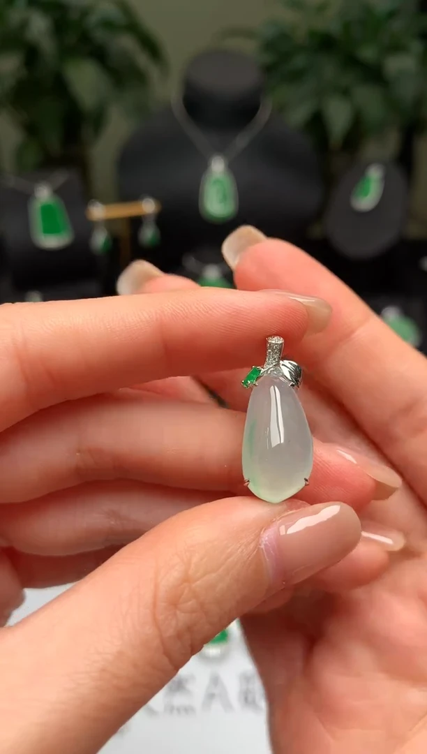 颈饰18K金镶嵌翡翠福瓜