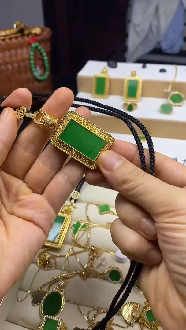 翡翠未镶嵌颈饰吊坠