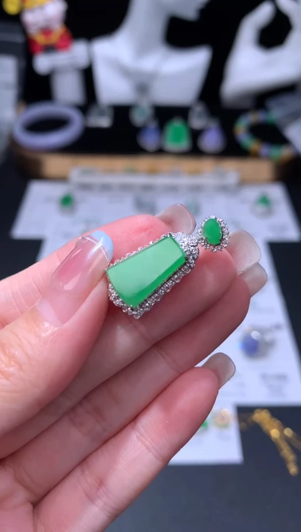 颈饰18K金镶嵌翡翠48小时鉴赏期 退货不扣服务费