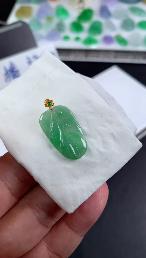 颈饰18K金镶嵌翡翠有*辣翡翠