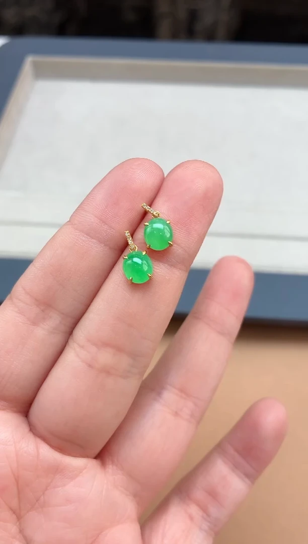 颈饰18K金镶嵌翡翠耳钉