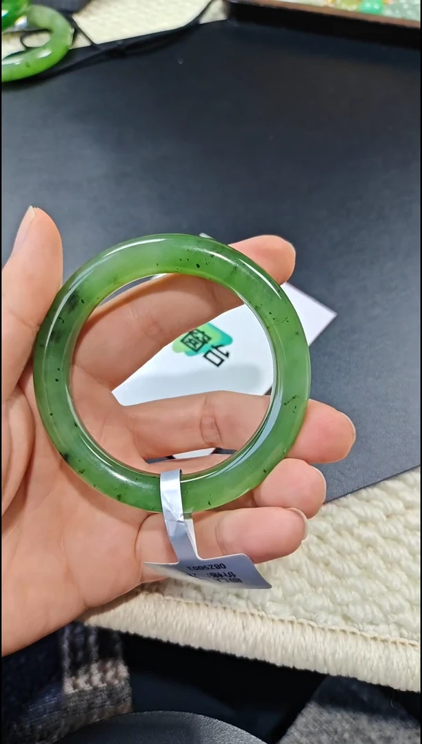 未镶嵌手镯和田玉和田玉手镯未镶嵌