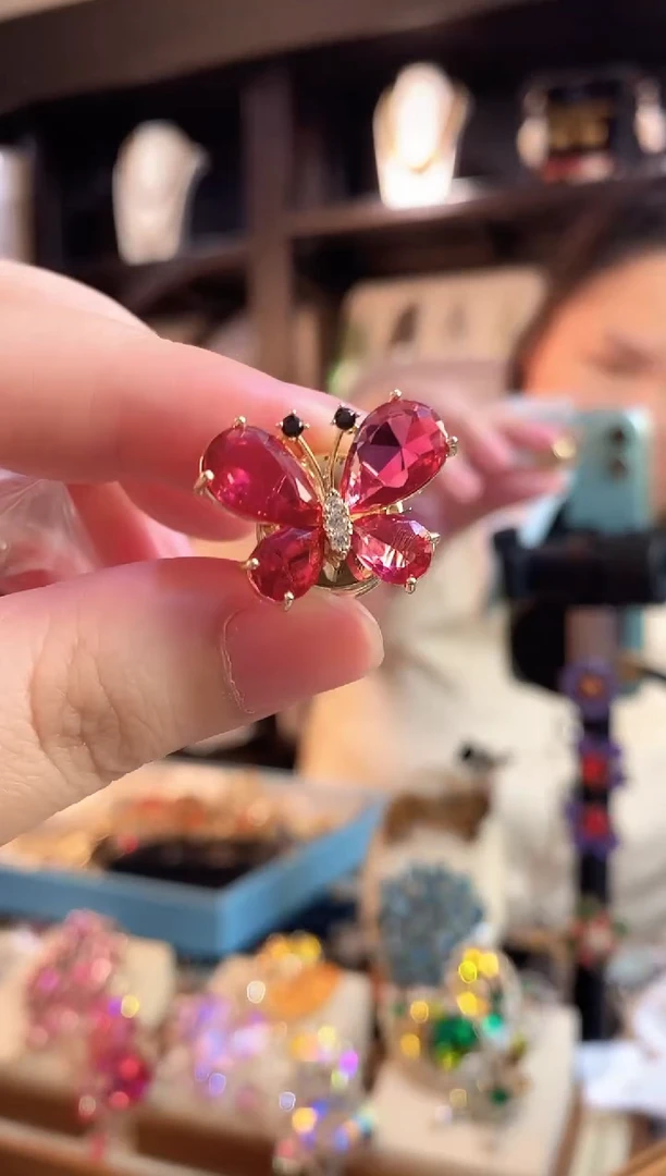 铜合金仿水晶蝴蝶胸针