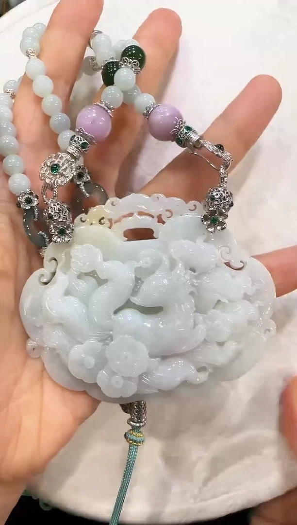 翡翠未镶嵌颈饰国风