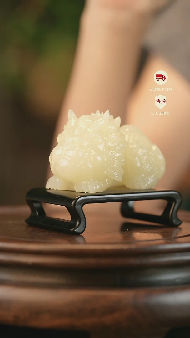 云南石竹叶青雕刻：麒麟纳福摆件