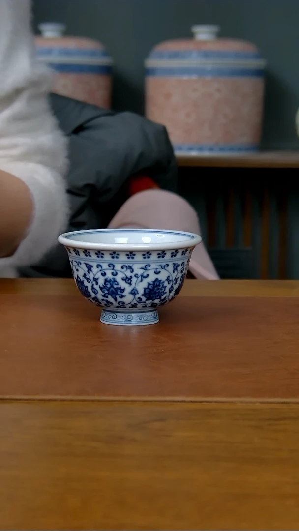 【闪购商品】陶瓷仿明缠枝莲双狮压手杯（柴窑）