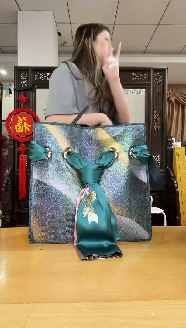 织物布**。绿色丝巾包