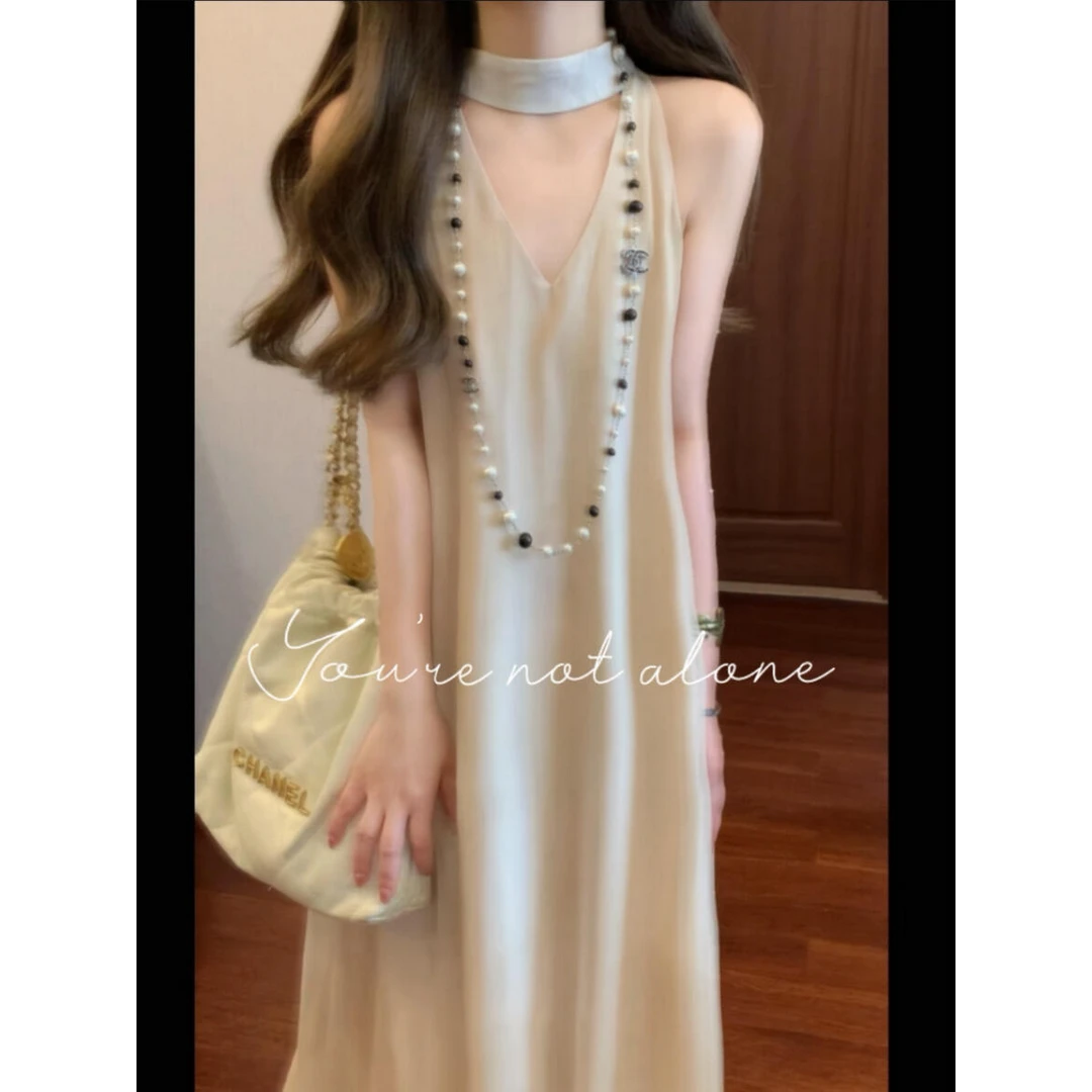 2025夏季新款时尚气质小众慵懒宽松温柔度假风无袖挂脖V领连衣裙