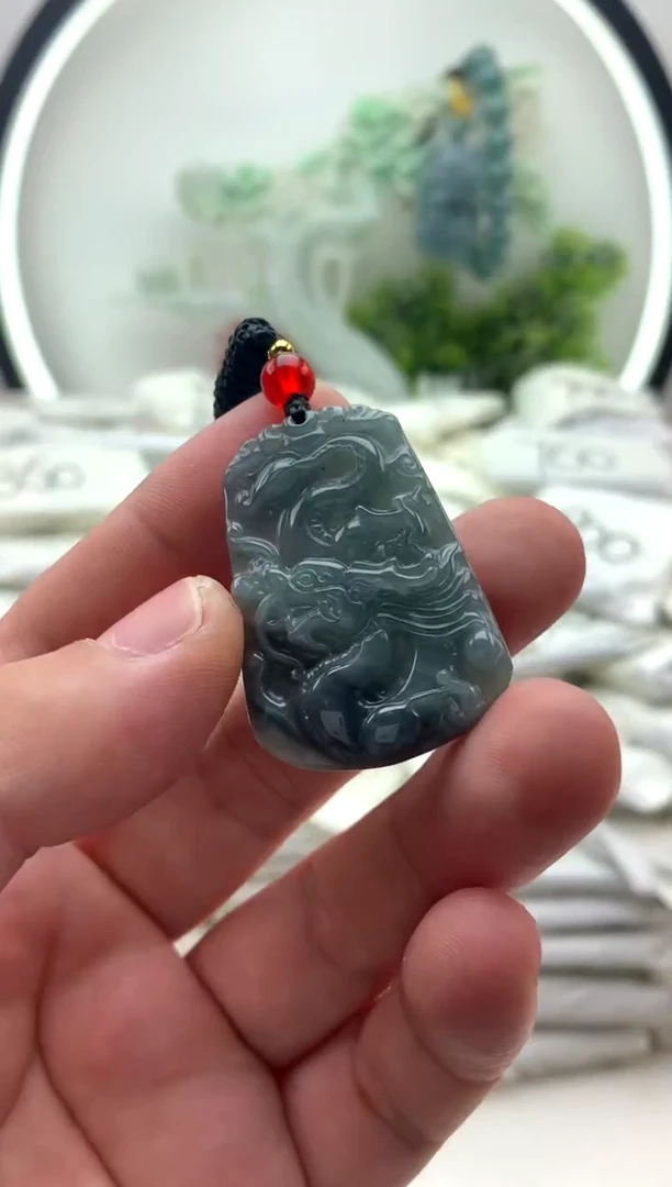 翡翠未镶嵌颈饰小龙牌