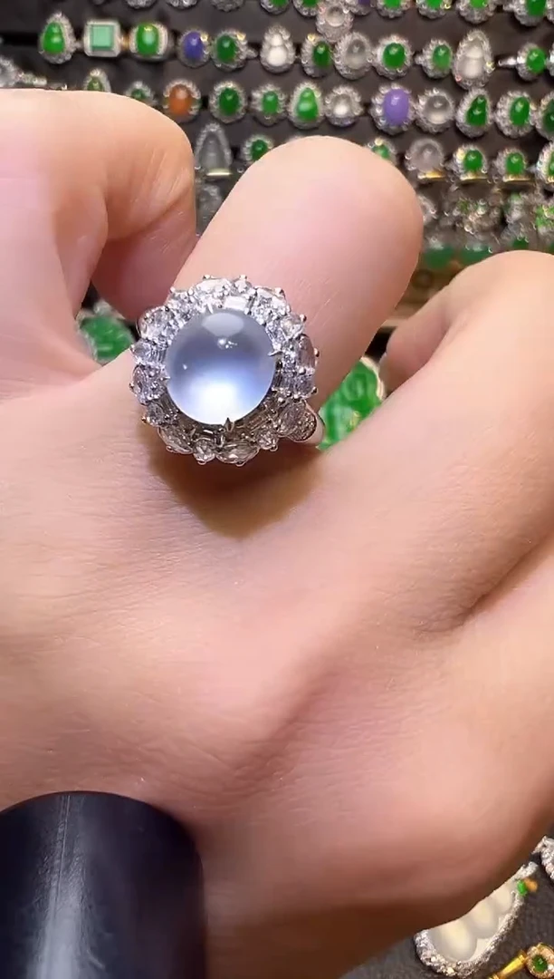 18K金镶嵌戒指翡翠蛋面