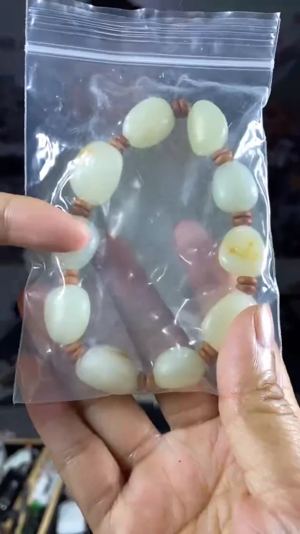 颈饰未镶嵌透闪石质玉天然玉石未镶嵌手串随机发一个