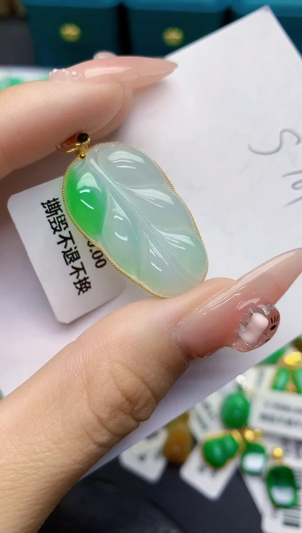 颈饰18K金镶嵌翡翠缅甸天然翡翠A货