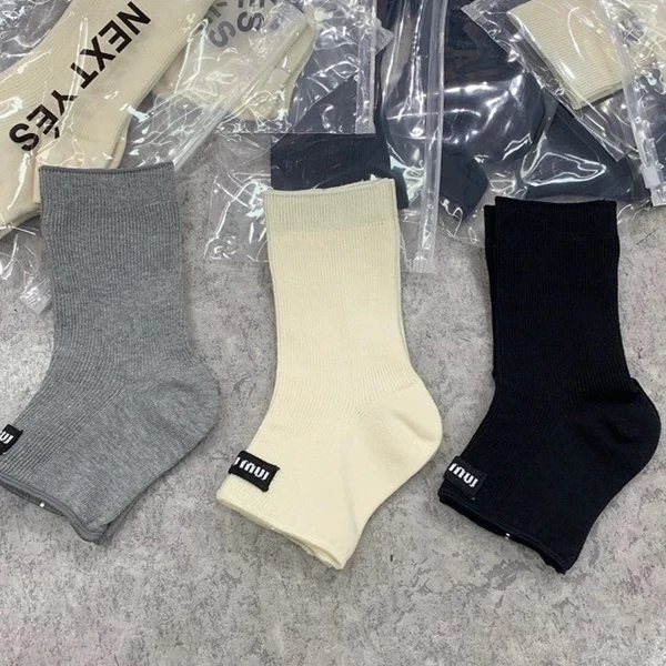 欧货miu风刺绣字母布标踩脚短筒袜套棉抽条洋气半截袜套女袜