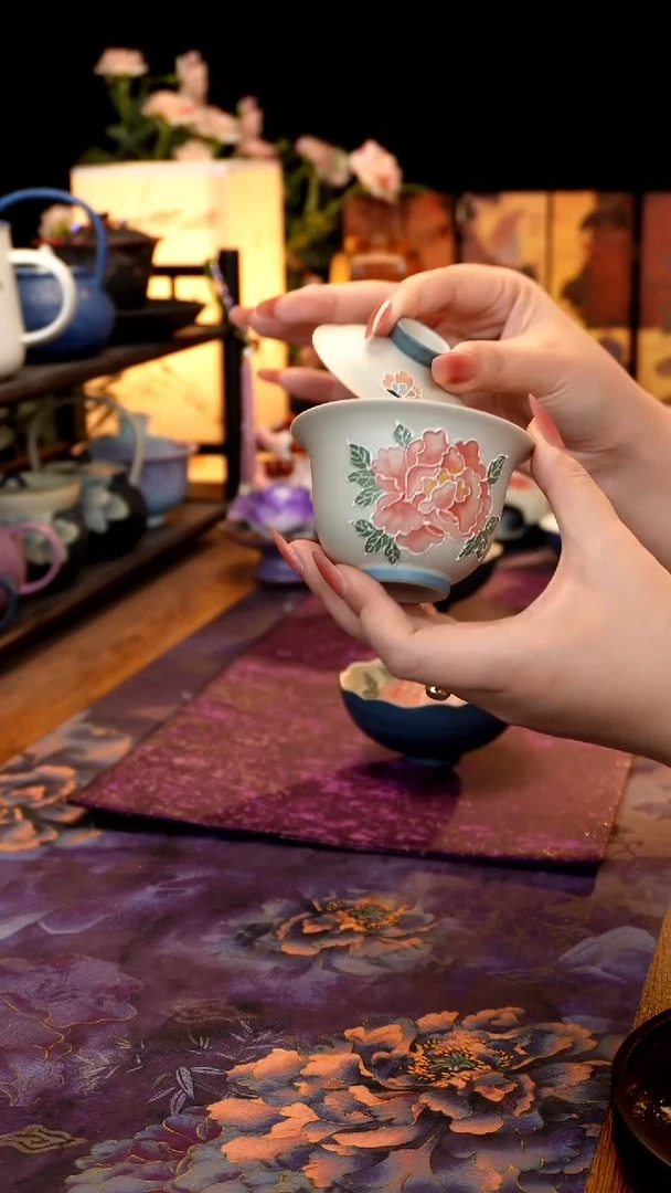 雾蓝牡丹盖碗········