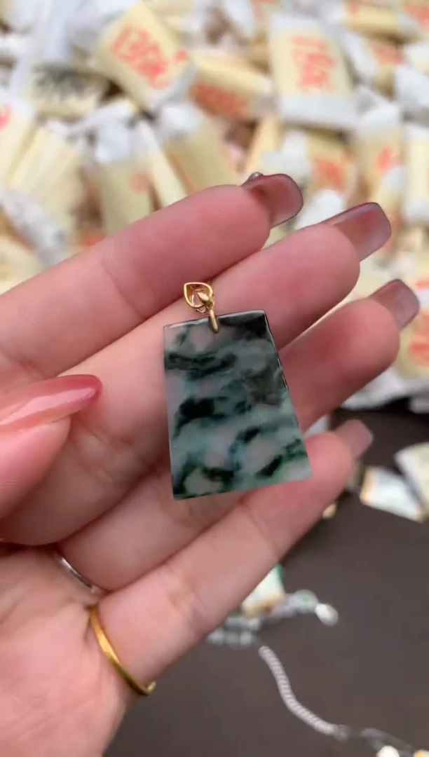 翡翠挂件18K金镶嵌—