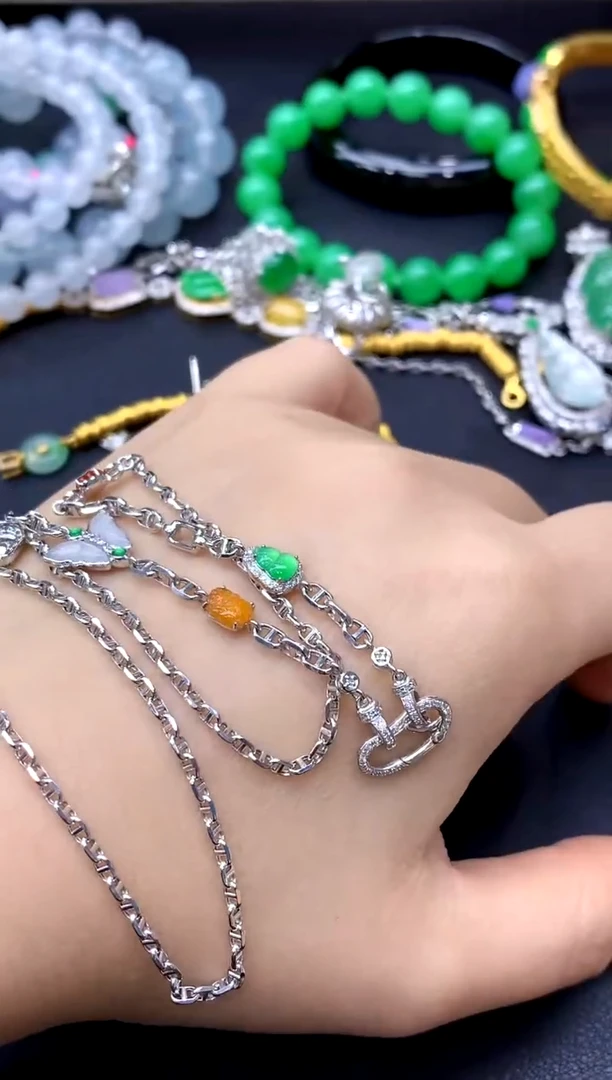 颈饰18K金镶嵌翡翠560-中国好珍宝