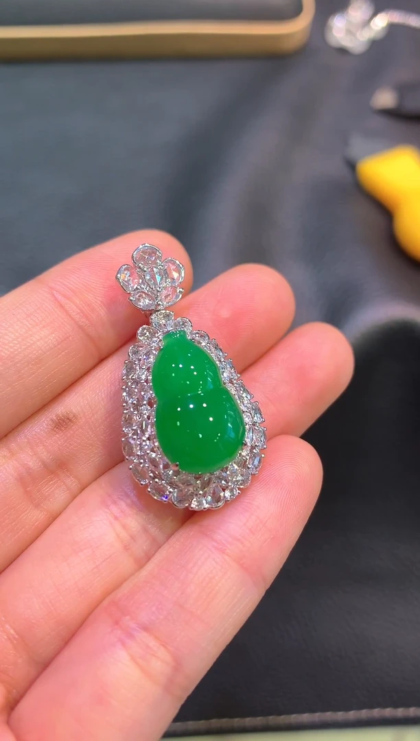 吊坠(赠链)18K金镶嵌翡翠满冰满色葫芦吊坠