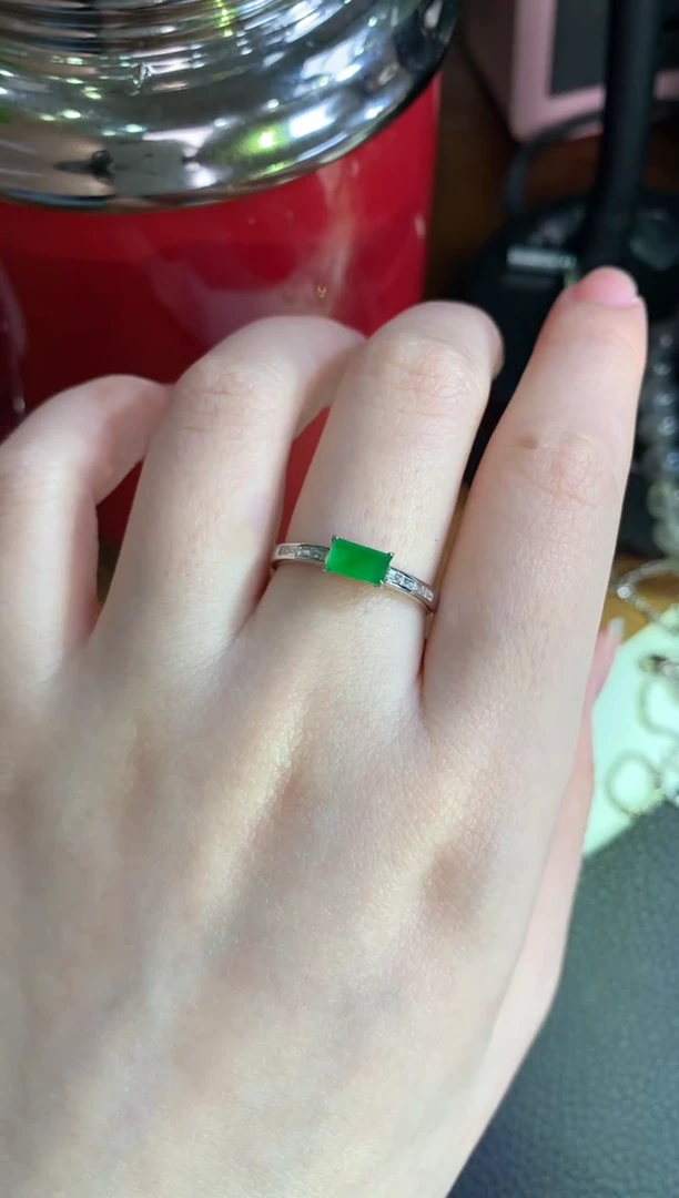【闪购商品】翡翠戒指18K金镶嵌绿马鞍戒指
