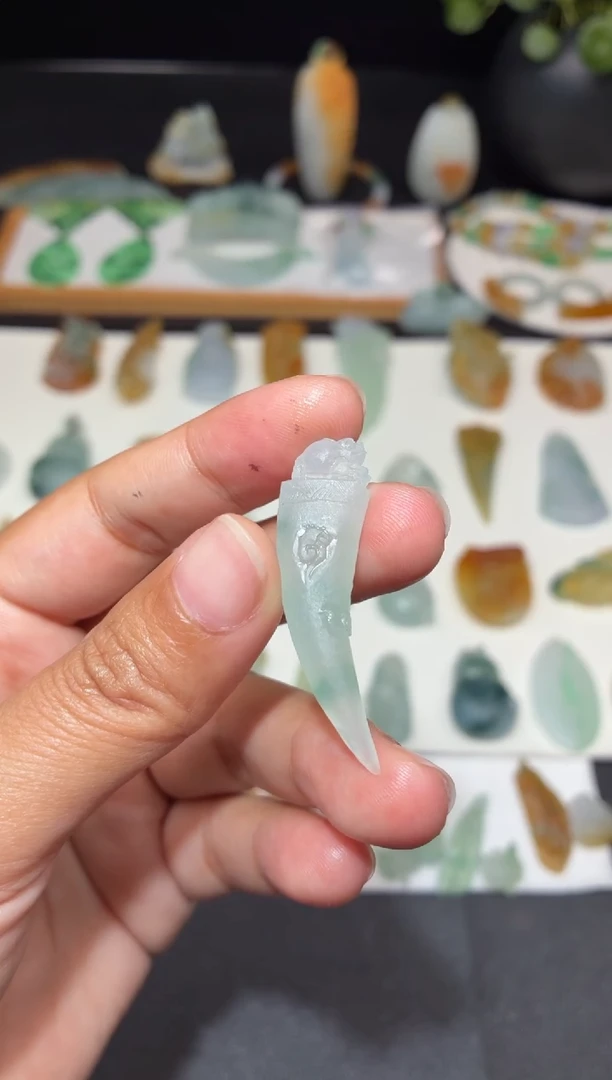 未镶嵌定制翡翠美*莎貔貅牙