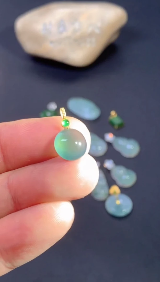 颈饰18K金镶嵌翡翠