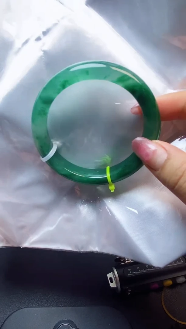 石英质玉（非洲翠）手镯未镶嵌18