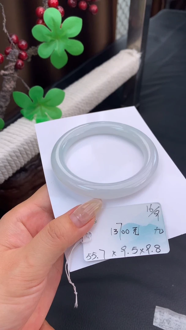 未镶嵌手镯翡翠自带#送人#，联系客服核对地址~